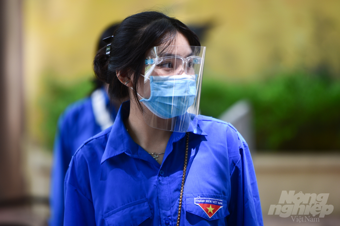 Lực lượng y tế của Trường THPT Việt Đức phối hợp với Trung tâm Y tế Quận Hoàn Kiếm và các tình nguyện viên đảm bảo nhiệm vụ phòng chống dịch cho các sỹ tử tham gia thi tốt nghiệp THPT tại đây.