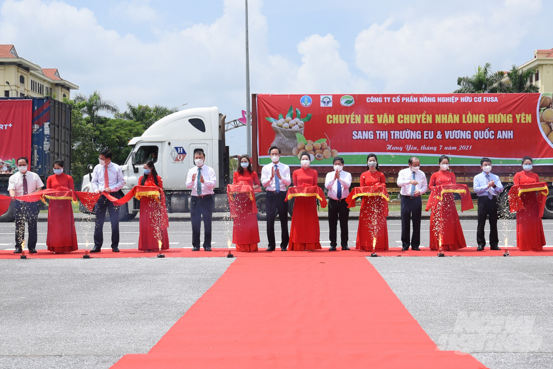Sau hội nghị, lễ cắt băng để các xe tải đưa nhãn đến các điểm tiêu thụ trong cả nước được thực hiện với sự tham gia của tỉnh Hưng Yên, Bộ NN-PTNT, Bộ Công thương và nhiều đơn vị liên quan khác.