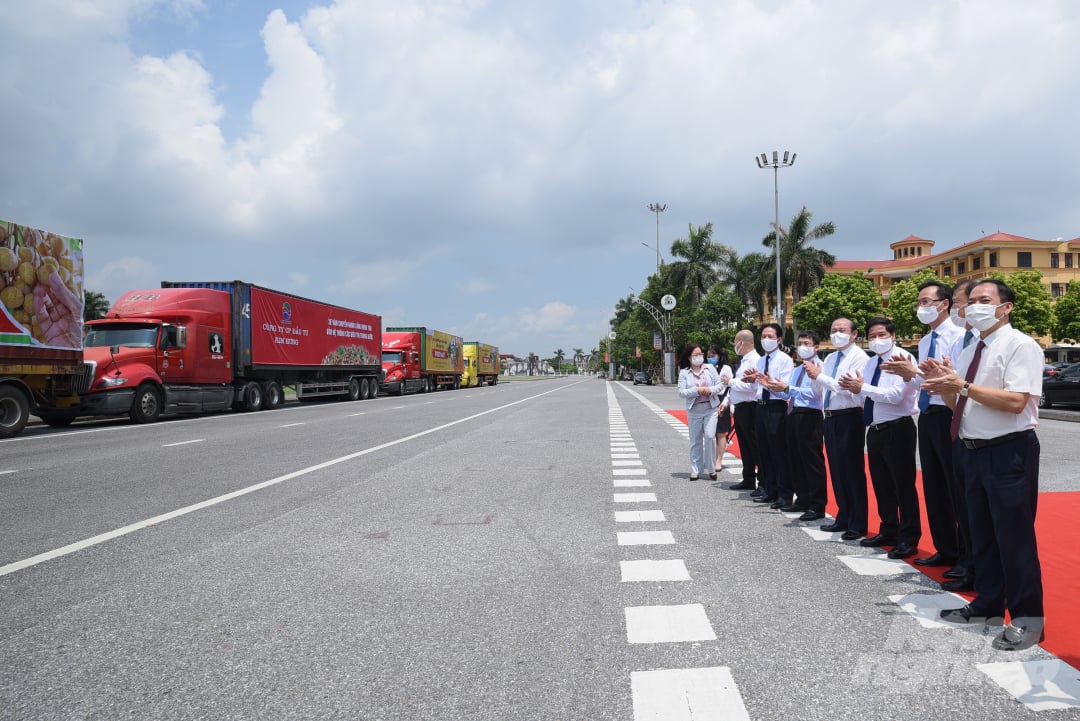 Các đại biểu địa phương, bộ ngành và doanh nghiệp tiễn đoàn xe tải chở nhãn Hưng Yên đi tiêu thụ ở các địa phương.
