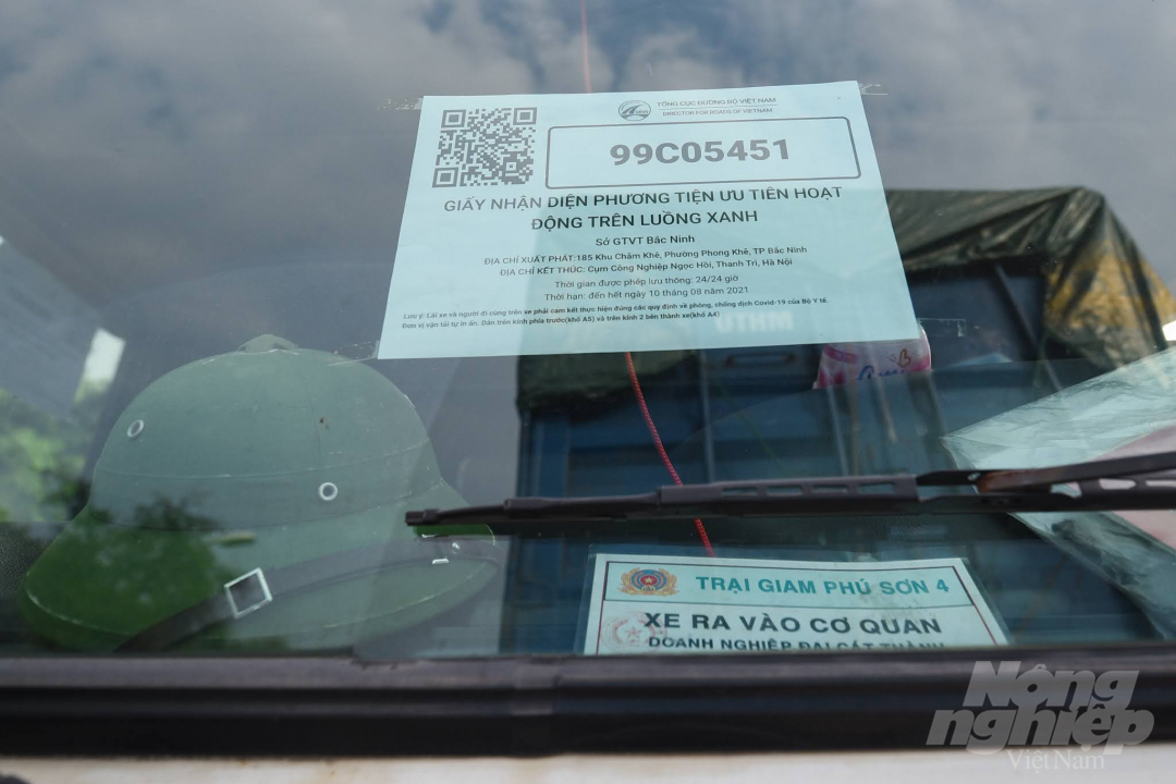 Các phương tiện được cấp thẻ luồng xanh có mã QR phục vụ công tác kiểm tra. Ảnh: Tùng Đinh.