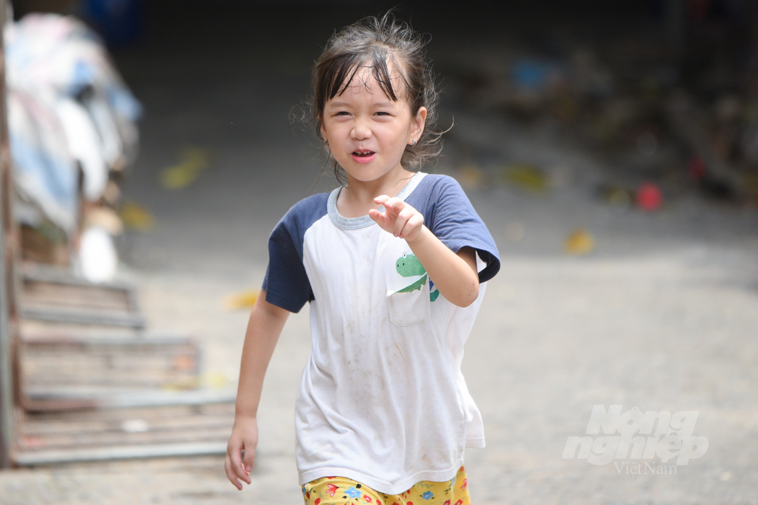 Cô bé Hoàng Thùy Linh, 7 tuổi, ra Hà Nội chơi với bố mẹ nhưng vướng dịch chưa về được. Ảnh: Tùng Đinh.