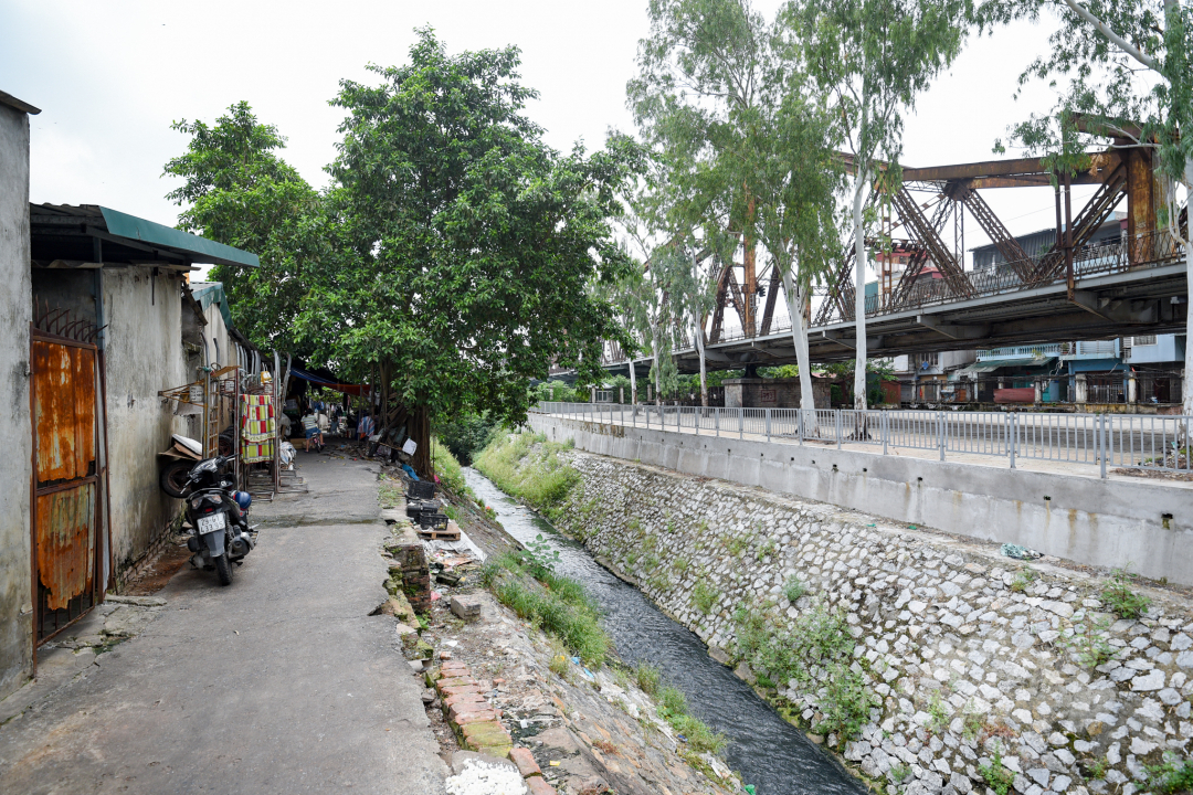 'Xóm bờ mương' nằm dưới chân cầu Long Biên ở phường Phúc Xá, quận Ba Đình, Hà Nội. Ảnh: Tùng Đinh.