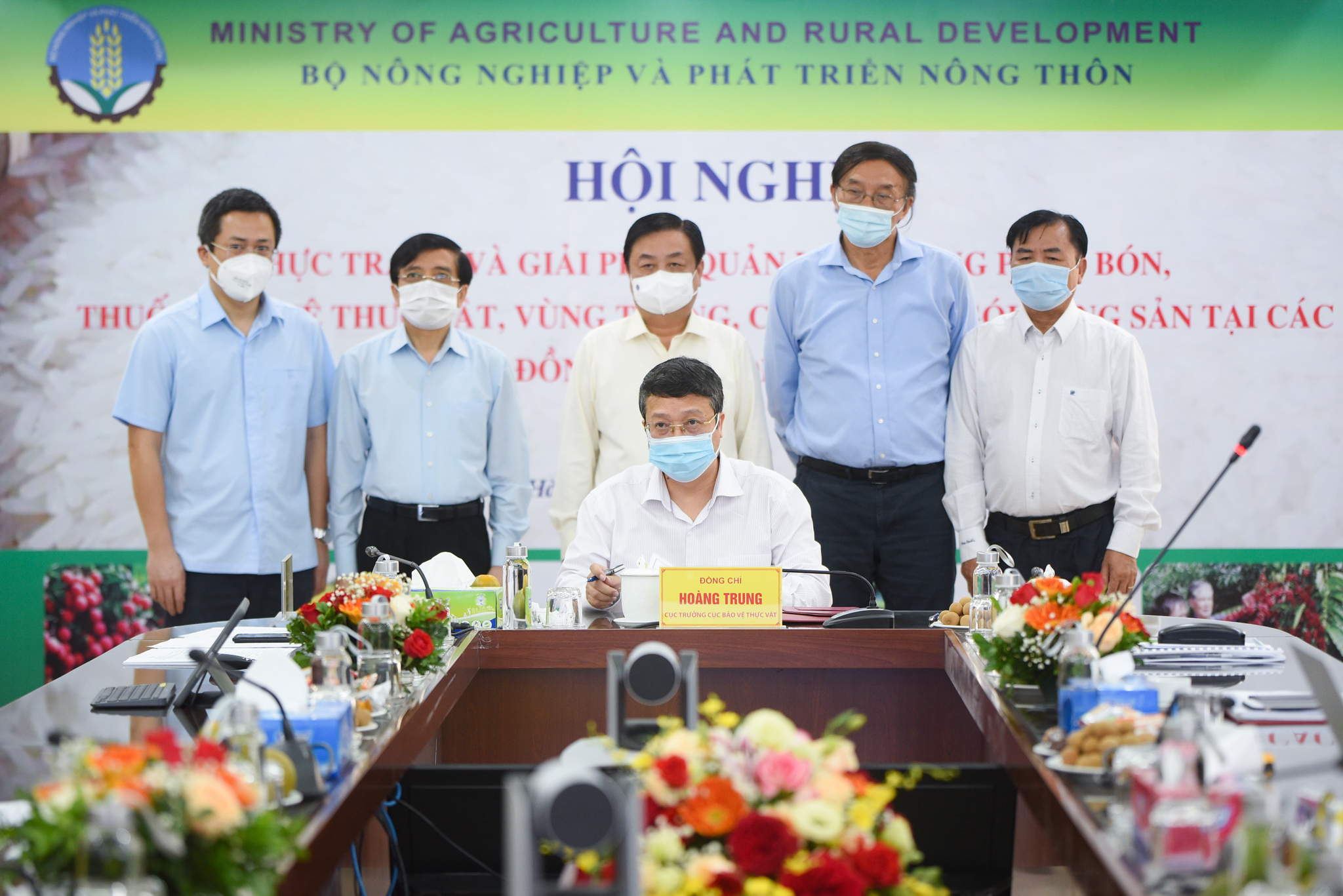 Tại hội nghị, đã tổ chức Lễ ký kết trực tuyến các thỏa thuận về sử dụng phân bón hữu cơ, thuốc BVTV sinh học và quản lỳ vùng trồng giữa Cục BVTV và các công ty, đơn vị. Ảnh: Tùng Đinh.