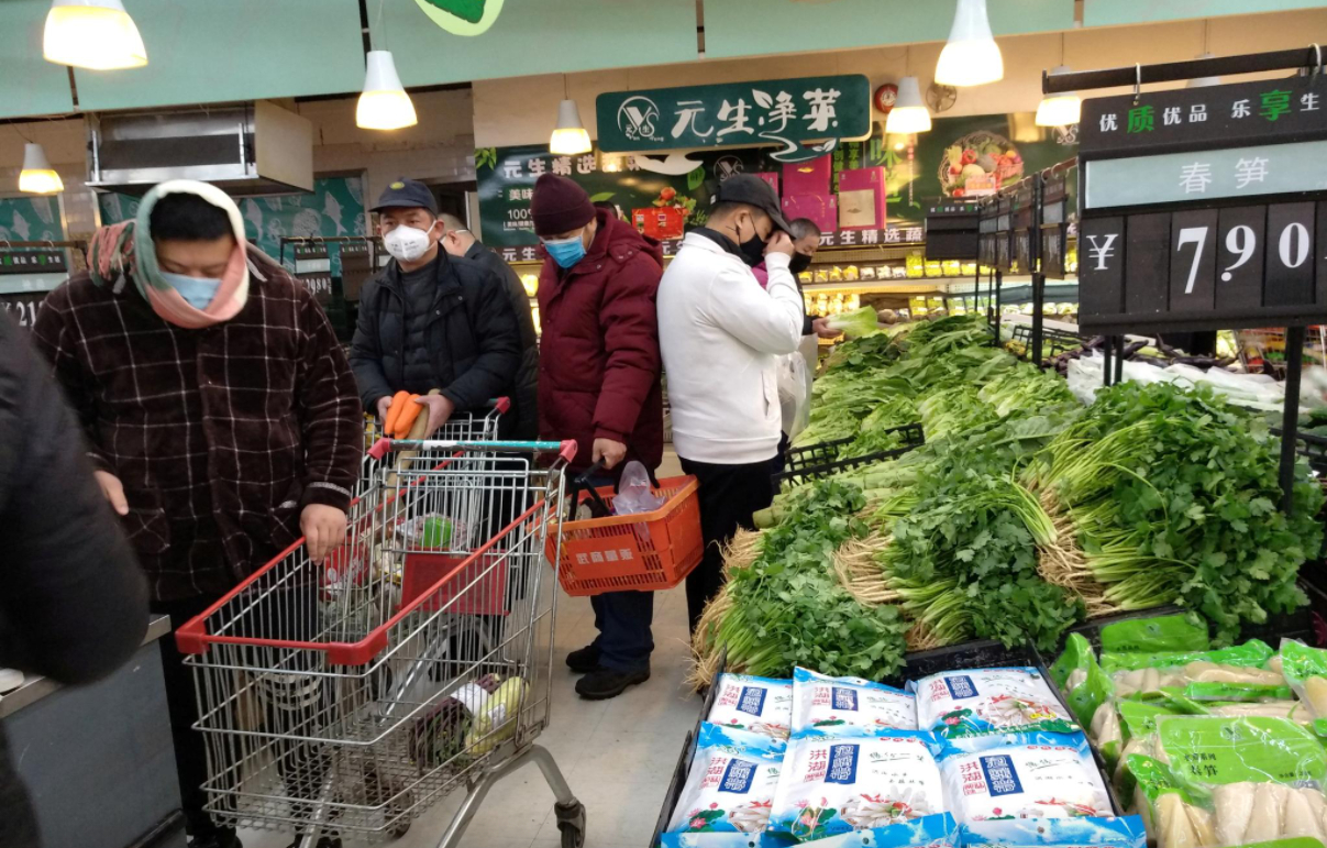 Người dân Vũ Hán đi siêu thị mua lương thực trước ngày phong tỏa. Ảnh: Reuters.