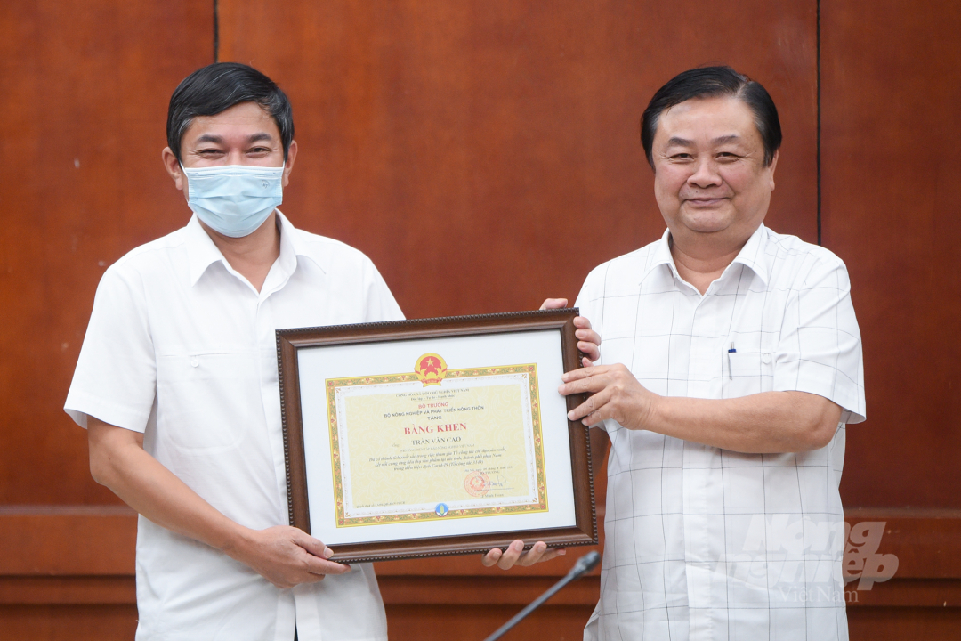 Phó Tổng Biên tập Báo Nông nghiệp Việt Nam Trần Văn Cao nhận bằng khen của Bộ trưởng Lê Minh Hoan. Ảnh: Tùng Đinh.