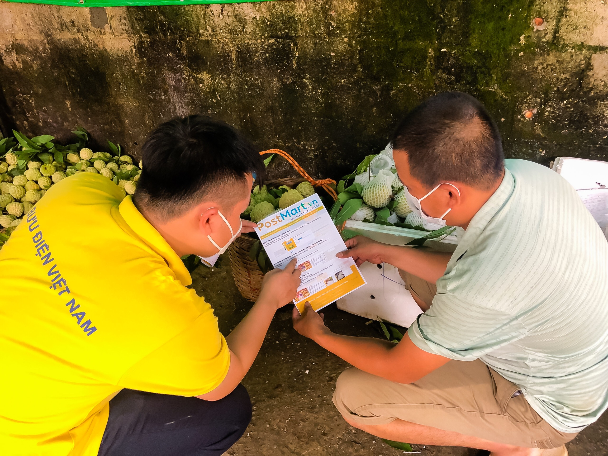 Nông dân Lạng Sơn được nhân viên Bưu diện Việt Nam hướng dẫn cách sử dụng Postmart.vn.