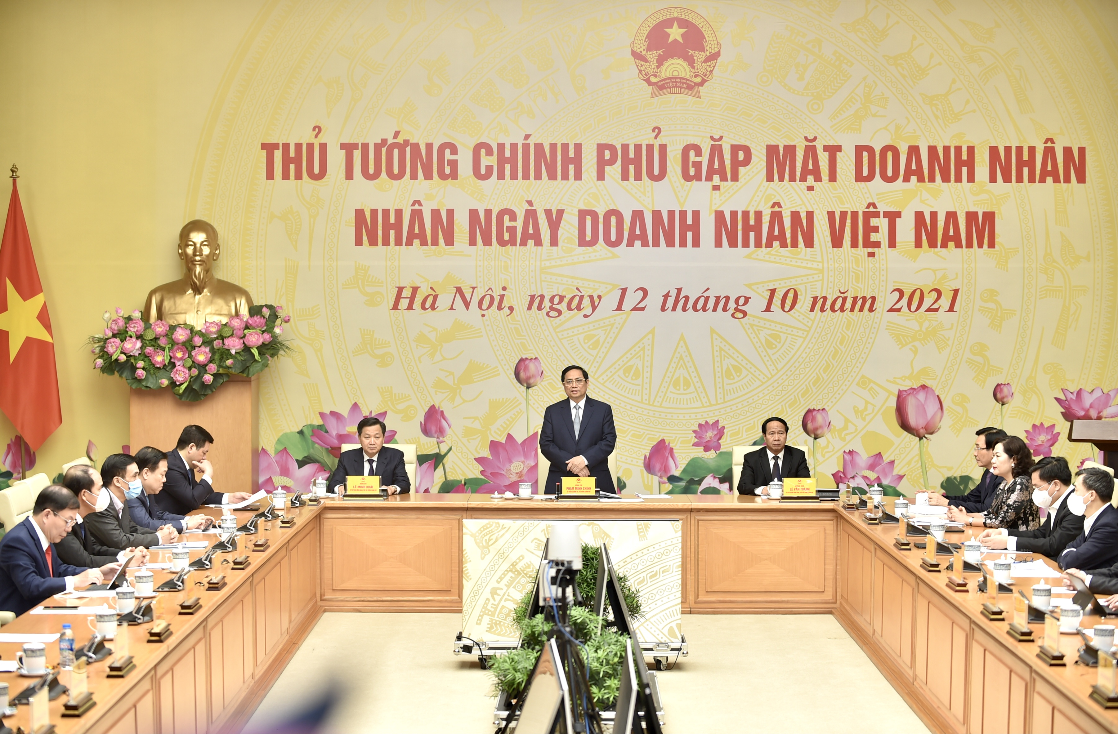 Thủ tướng Phạm Minh Chính gặp mặt doanh nhân nhân Ngày Doanh nhân Việt Nam. Ảnh: VGP.