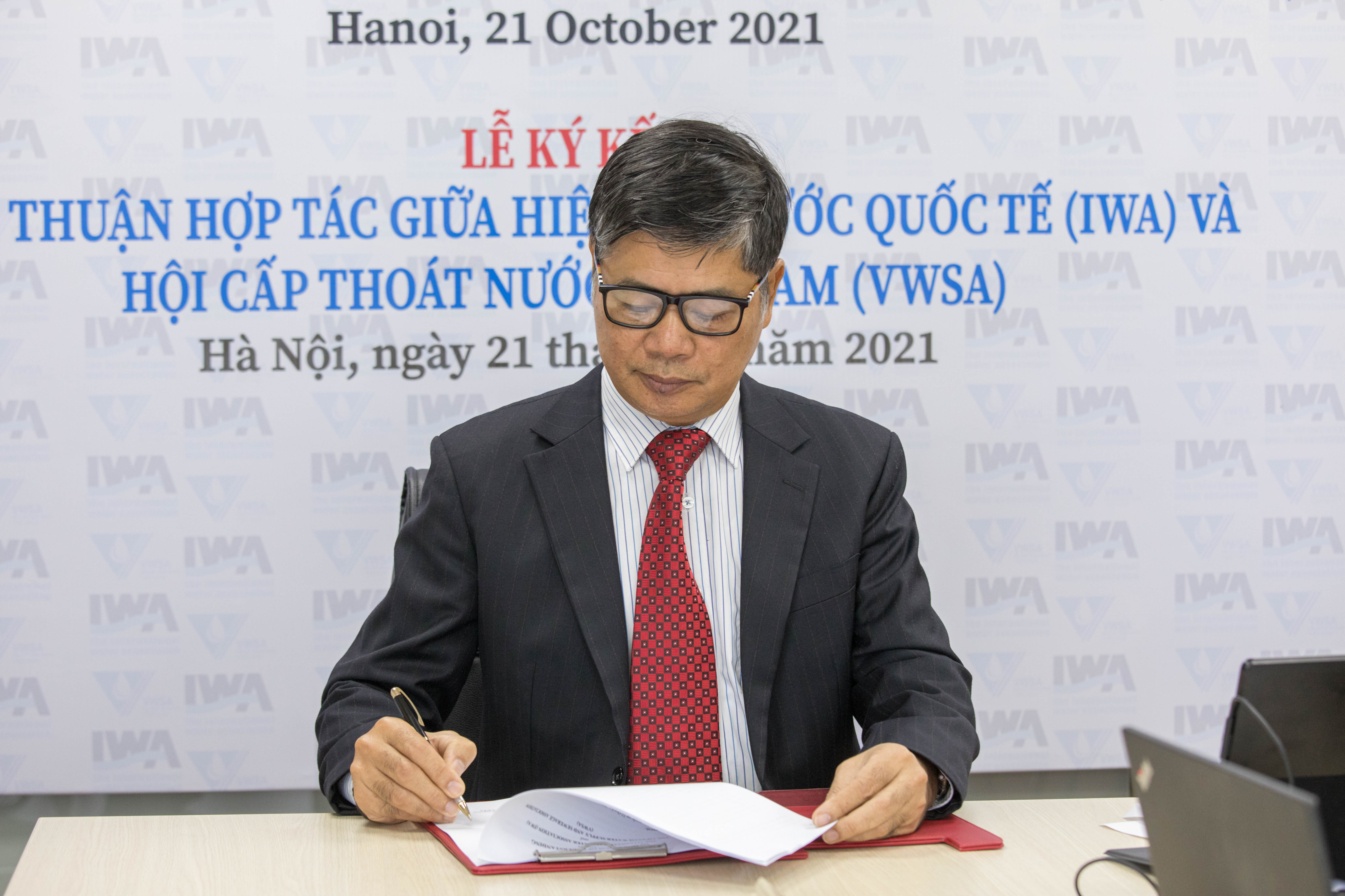 Chủ tịch Hội Cấp thoát nước Việt Nam Nguyễn Ngọc Điệp ký chứng kiến thỏa thuận hợp tác.