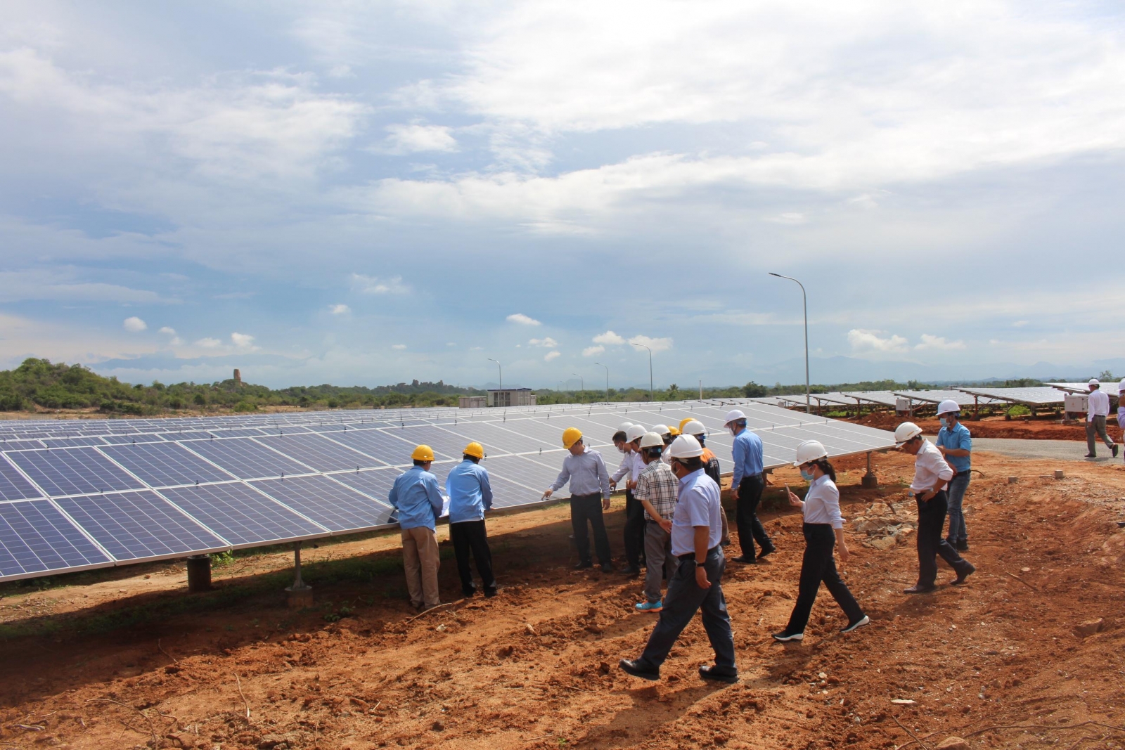 Sau khi đưa vào sử dụng Nhà máy điện mặt trời Phước Thái 1, EVN tiếp tục đầu tư xây dựng Nhà máy điện mặt trời Phước Thái 2 và Nhà máy điện mặt trời Phước Thái 3. Ảnh: VGP.
