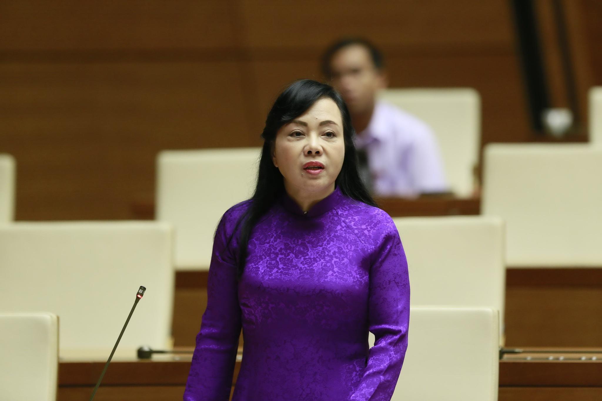 Bộ Chính trị quyết định cảnh cáo, đồng thời miễn nhiệm chức vụ Trưởng ban Bảo vệ, chăm sóc sức khỏe cán bộ Trung ương đối với bà Nguyễn Thị Kim Tiến.
