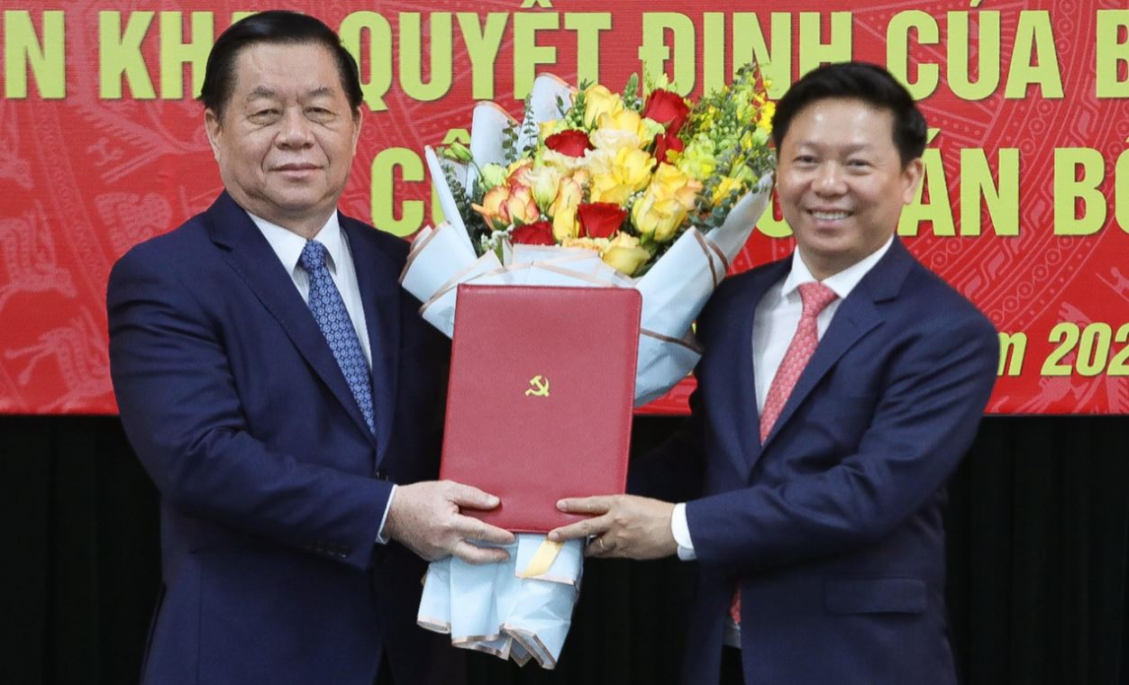 Ông Nguyễn Trọng Nghĩa, Trưởng Ban Tuyên giáo Trung ương, trao quyết định cho ông Trần Thanh Lâm.