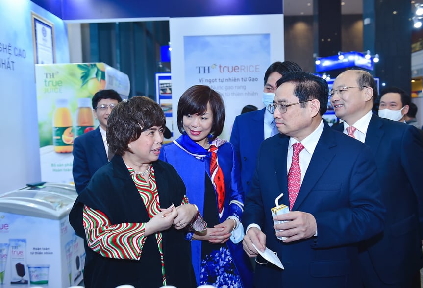 Thủ tướng Phạm Minh Chính trao đổi với bà Thái Hương, nhà sáng lập, Chủ tịch Hội đồng Chiến lược Tập đoàn TH bên lề hội nghị.
