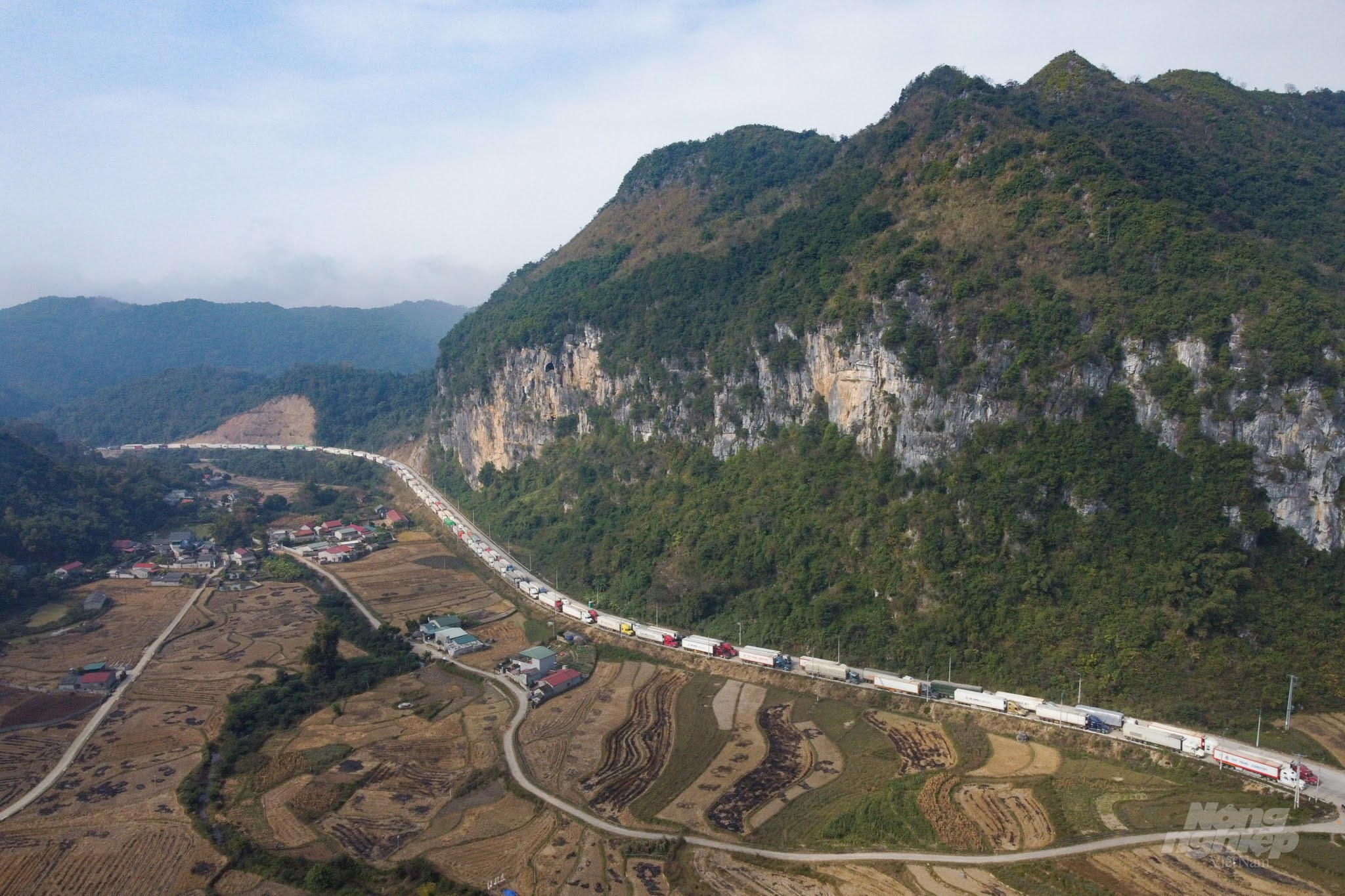 Phó Thủ tướng Chính phủ Lê Văn Thành chỉ đạo 6 Bộ và các địa phương tập trung khắc phục tình trạng ùn tắc nông sản tại các cửa khẩu ở Lạng Sơn. Ảnh: Tùng Đinh.