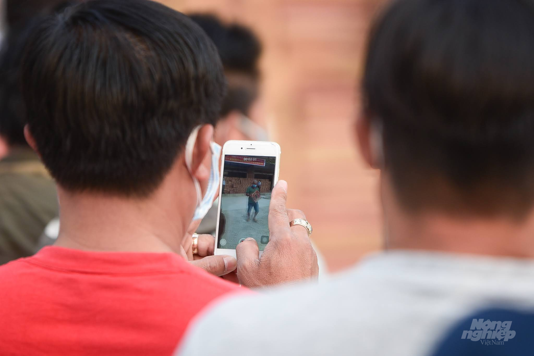 Các tài xế xếp hàng nhận mỳ tôm livestream trên các mạng xã hội để người thân ở quê nhà biết về các chính sách hỗ trợ của tỉnh Lạng Sơn và doanh nghiệp dành cho mình.