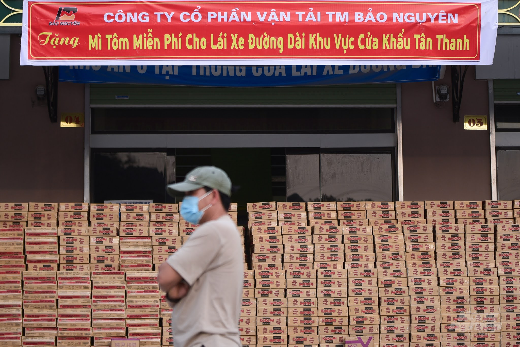 Ngày 23/12, Công ty CP vận tải thương mại Bảo Nguyên, đơn vị quản lý Bến xe Tân Thanh tổ chức trao 1.000 thùng mỳ tôm cho tài xế đường dài đang bị mắc kẹt tại khu vực cửa khẩu.