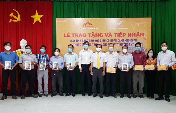 Bưu điện Việt Nam tặng 10.000 máy tính bảng cho học sinh Kiên Giang.