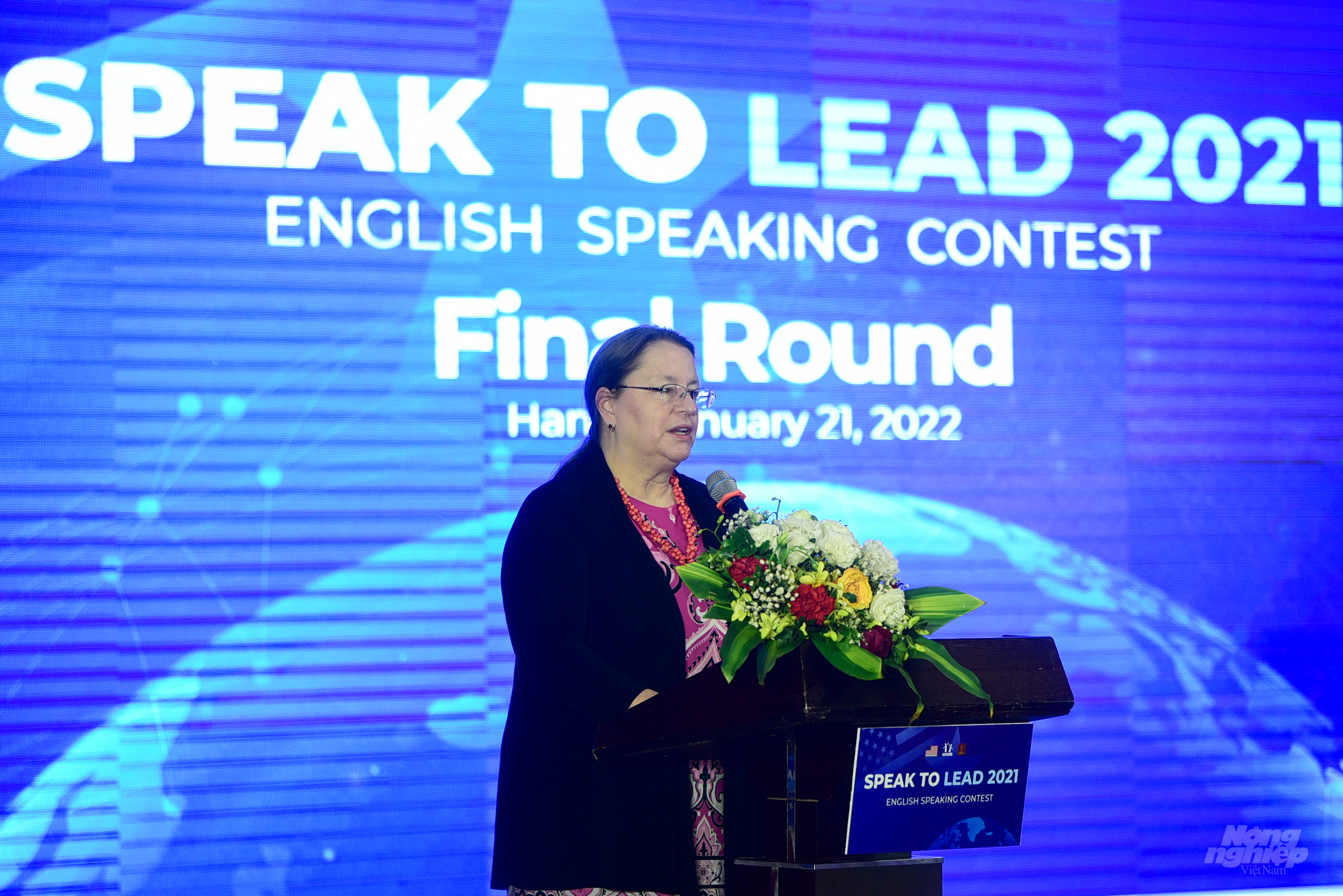 Đại biện Lâm thời Đại sứ quán Mỹ tại Việt Nam Marie Damour phát biểu tại vòng chung kết cuộc thi hùng biện Tiếng Anh 'Speak to lead'. Ảnh: Tùng Đinh.