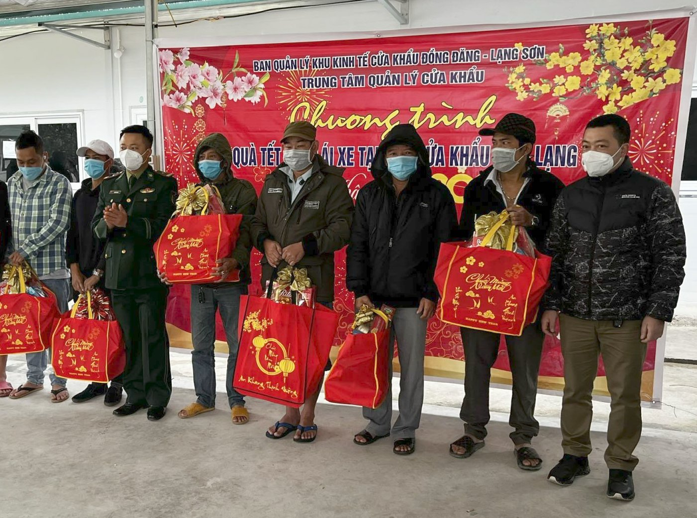 Ban Quản lý khu kinh tế cửa khẩu Đồng Đăng - Lạng Sơn tặng quà cho các tài xế.
