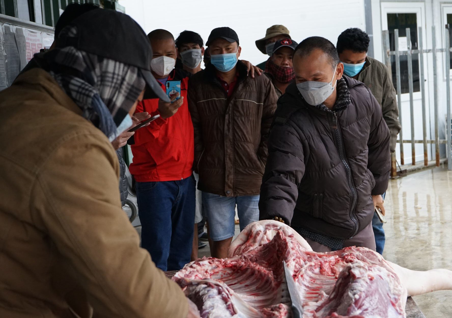 Các tài xế được chia thịt lợn đón Tết ở Lạng Sơn.