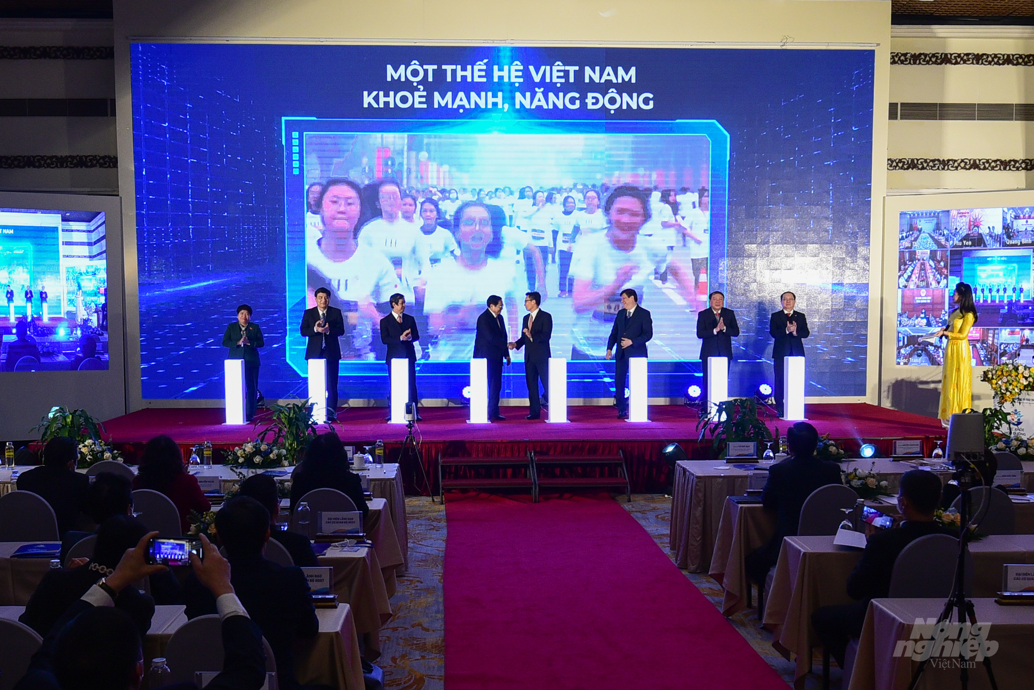 Thủ tướng Phạm Minh Chính, Phó Thủ tướng Vũ Đức Đam cùng các đại diện bộ, ngành, cơ quan bấm nút công bố Chương trình sức khỏe học đường giai đoạn 2021-2025. Ảnh: Tùng Đinh.
