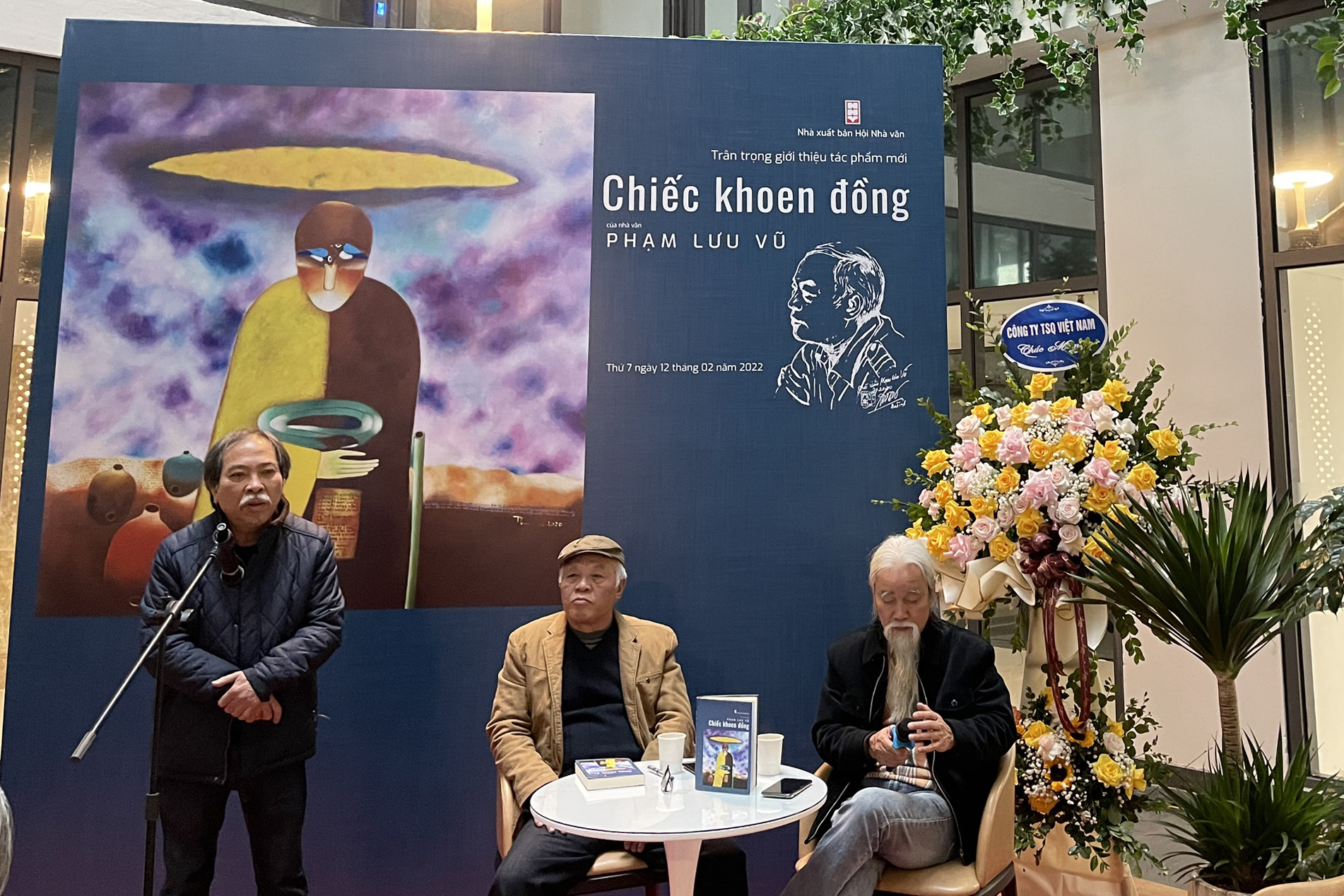 Từ trái qua là nhà thơ Nguyễn Quang Thiều, tác giả Phạm Lưu Vũ và nhà phê bình Phạm Xuân Nguyên trong lễ ra mắt 'Chiếc khoen đồng' sáng 12/2.