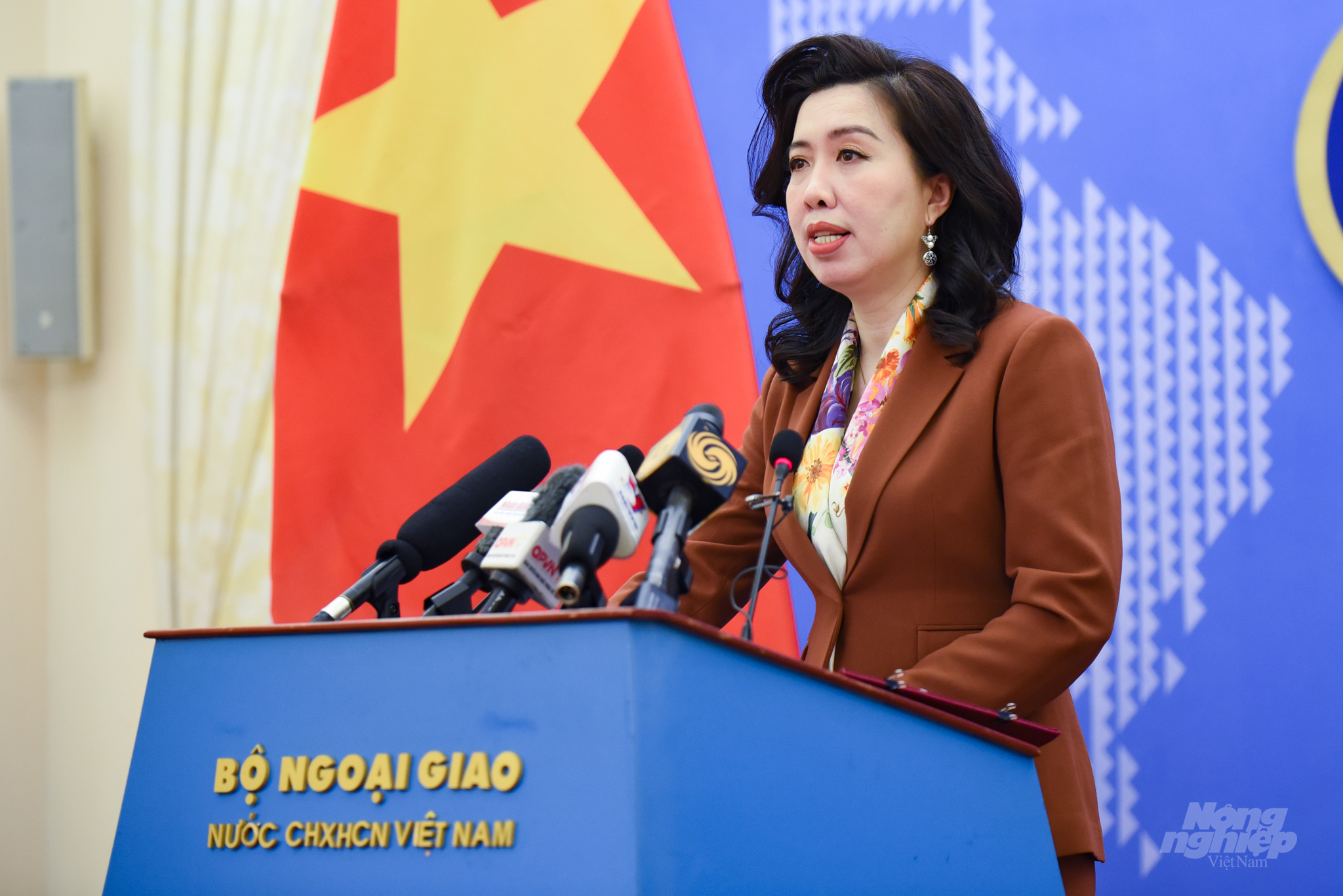 Ms. Le Thi Thu Hang, spokeswoman of the Ministry of Foreign Affairs, answering questions about the US intention to impose tariffs of more than 400% on honey. Photo: Tung Dinh.