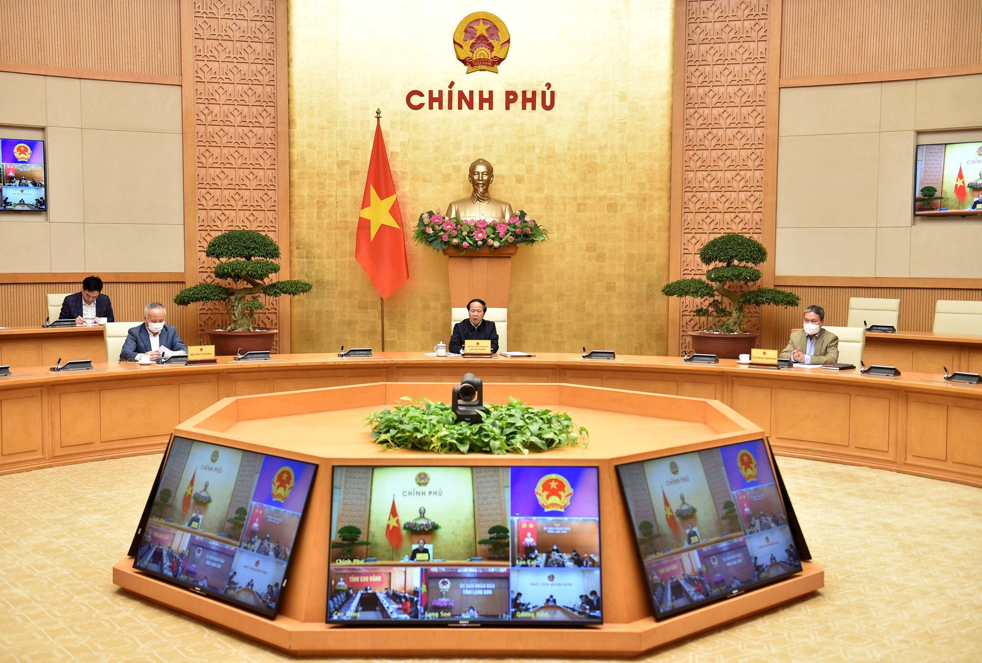 Phó Thủ tướng Lê Văn Thành chủ trì họp trực tuyến với các bộ, địa phương liên quan về tình hình xử lý hàng hóa ùn tắc tại các cửa khẩu phía Bắc.