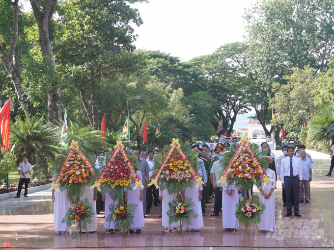 Lãnh đạo Tỉnh ủy và UBND tỉnh Bình Định dâng hoa trước Bảo tàng Quang Trung nằm trên địa bàn huyện Tây Sơn (Bình Định). Ảnh: Vũ Đình Thung.
