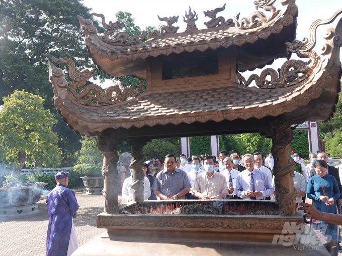Lãnh đạo Tỉnh ủy và UBND tỉnh Bình Định thành kính dâng hương tại buổi Lễ tưởng niệm 228 năm ngày mất của Hoàng đế Quang Trung-Nguyễn Huệ. Ảnh: Vũ Đình Thung.