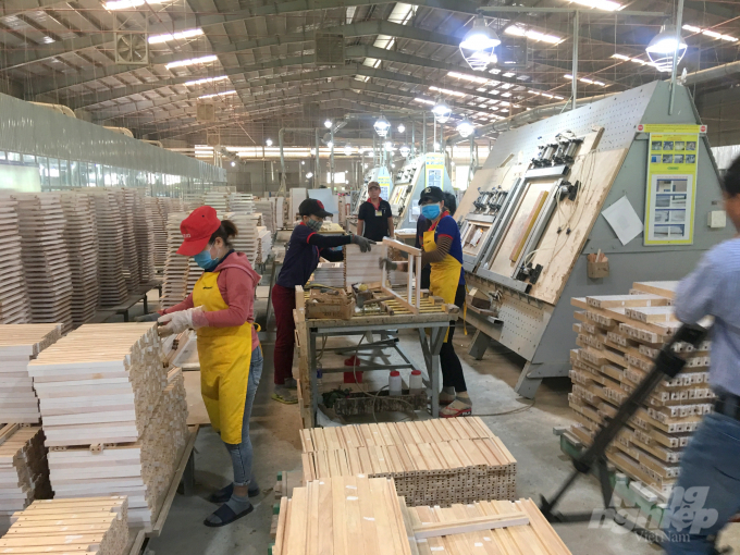 Các mặt hàng chiến lược của ngành gỗ Việt Nam hiện nay là tủ bếp, tủ nhà tắm và ván trang trí. Ảnh: Vũ Đình Thung.