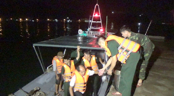 11 ngư dân gặp nạn được BĐBP Cửa khẩu Cảng Quy Nhơn đưa vào bờ an toàn. Ảnh: Đ.T.