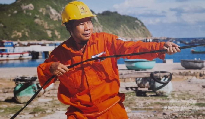 Nỗi gian khổ của những công nhân trực tiếp thi công để đưa điện lưới quốc gia ra xã đảo Nhơn Châu. Ảnh: Vũ Đình Thung.