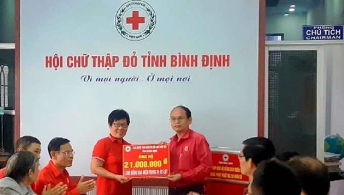 Câu lạc bộ người tình nguyện Chữ thập đỏ tỉnh Bình Định trao tặng 21 triệu đồng tại Lễ phát động sáng 20/10. Ảnh: V.Đ.T