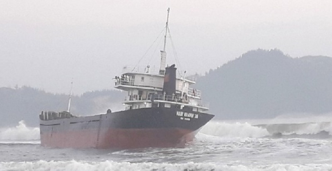Tàu vận tải Nam Khánh bị mắc cạn trên vùng biển Đề Gi thuộc xã Cát Khánh (huyện Phù Cát, Bình Định). Ảnh: Vũ Đình Thung.