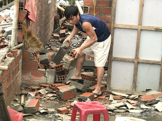 Bão số 9 đã làm 24 nhà dân ở Bình Định bị sập. Ảnh: Vũ Đình Thung.