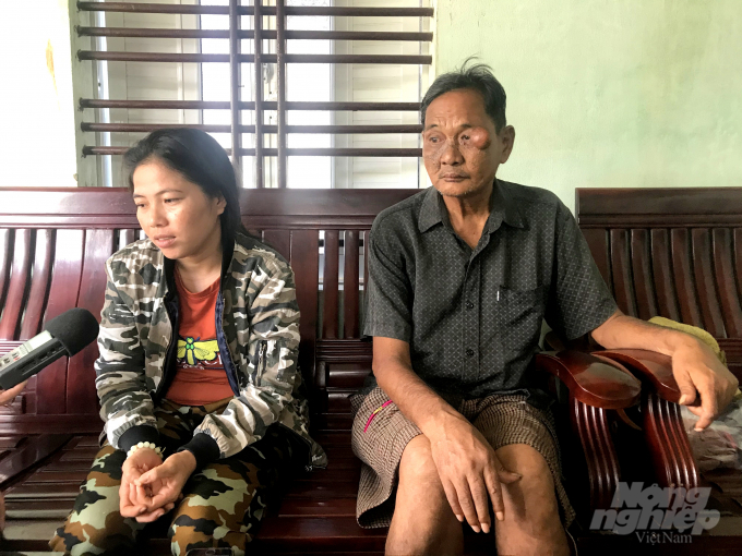 Khi biết chồng mình sống sót, vợ của ngư dân Huỳnh Xuân Phi lại khóc hết nước mắt vì vui mừng. Ảnh: Vũ Đình Thung.