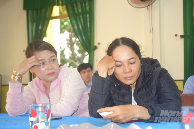 Chị Huỳnh Thị Phượng (ngồi bên phải), vợ của ngư dân Võ Ngọc Đô, chủ tàu cá BĐ 97469 TS, 1 trong 2 tàu cá bị chìm trên biển khi chạy tránh bão số 9. Ảnh: Vũ Đình Thung.