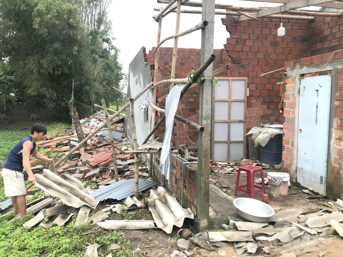 Trong bão số 9 Bình Định có 71 căn nhà bị sập; 5.652 nhà bị tốc mái, hư hỏng. Ảnh: Vũ Đình Thung.