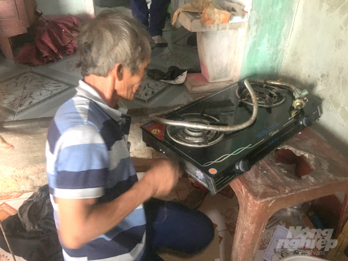 Người dân xã bãi ngang Nhơn Hải (TP Quy Nhơn, Bình Định) thu dọn bếp núc chuẩn bị di dời đến nơi an toàn. Ảnh: Vũ Đình Thung.