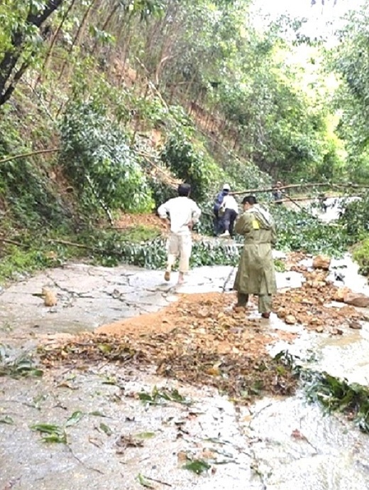 Người dân vùng cao huyện Vĩnh Thạnh (Bình Định) dọn dẹp đất đá do thông thoáng đường giao thông sau mưa lũ. Ảnh: Đ.T