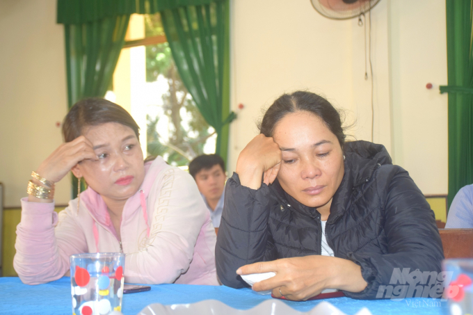 Chị Huỳnh Thị Phượng (bìa phải) - vợ ngư dân Võ Ngọc Đô bị mất tích trong vụ chìm tàu cá. Ảnh: Đ.T.