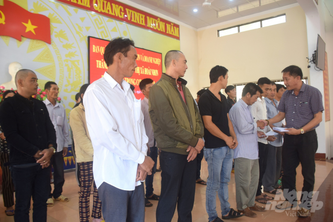 Ông Đào Xuân Thiện, Giám đốc BQL Cảng cá Bình Định trao quà hỗ trợ cho 26 gia đình có ngư dân bị nạn trên biển trong bão số 9. Ảnh: Vũ Đình Thung.