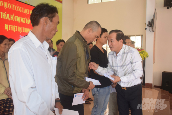 Ông Nguyễn Thanh Trang, Giám đốc Công ty Bảy Cường trao quà cho những có ngư dân bị nạn trên biển trong bão số 9. Ảnh: Vũ Đình Thung.