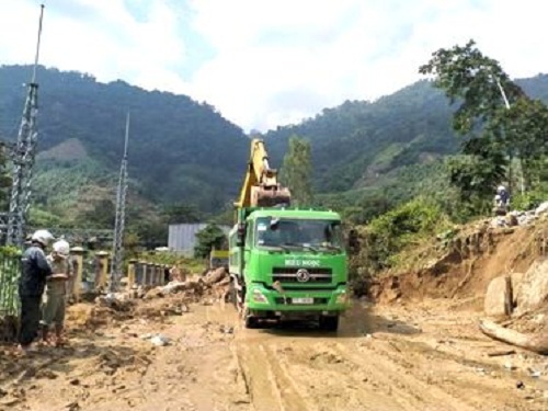 Bình Định khẩn trương khắc phục những tuyến đường do mưa lũ làm hư hỏng tại huyện miền núi Vĩnh Thạnh. Ảnh: CTV.