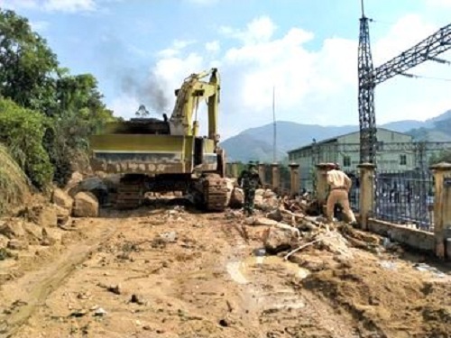 Ban quản lý Dự án NN-PTNT Bình Định huy động 4 máy đào và 4 ô tô tải khắc phục giao thông tại huyện Vĩnh Thạnh. Ảnh: CTV.