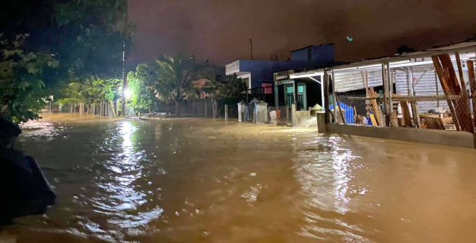 Nước ngập đường, tràn vào nhà dân ở 1 số khu vực trong TP Quy Nhơn. Ảnh: Đ.T