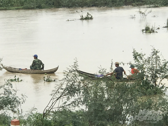 Người dân huyện Tuy Phước (Bình Định) phải di chuyển bằng ghe thuyền trong lũ. Ảnh: V.Đ.T