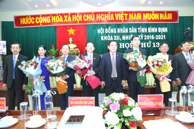 HĐND tỉnh Bình Định đã công bố kết quả bầu các chức danh lãnh đạo HĐND, UBND tỉnh nhiệm kỳ II. Ảnh: Vũ Đình Thung.