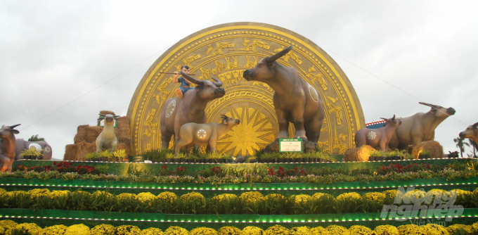 Công trình biểu tượng linh vật năm Tân Sửu 2021 của tỉnh Bình Định có chủ đề 'Gia đình Trâu sum vầy hạnh phúc'. Ảnh: Vũ Đình Thung.