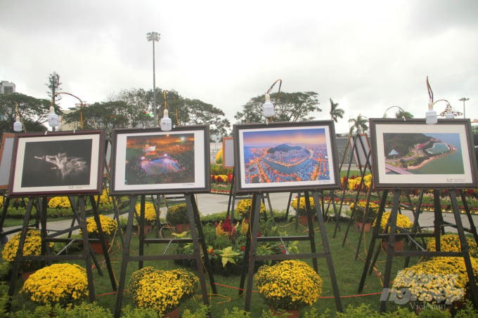 Tại quảng trường còn có triển lãm hơn 80 bức ảnh về quê hương, đất nước, con người Bình Định do Hội Văn học nghệ thuật tỉnh Bình Định tổ chức. Ảnh: Vũ Đình Thung.